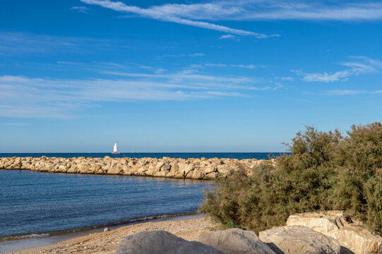 Bord de mer calme et tranquille &agrave; la fin de l'&eacute;t&eacute; &agrave; Marseille