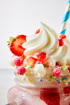 Vanille Schoko Erdbeere Shake mit Sahnehaube und Zuckersprenkel