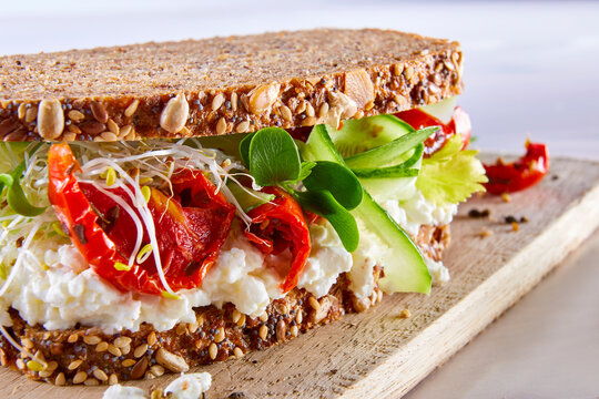  Vollkornbrot mit Frischk&auml;se Sojasprossen Gurke und getrockneten Tomaten Sandwich