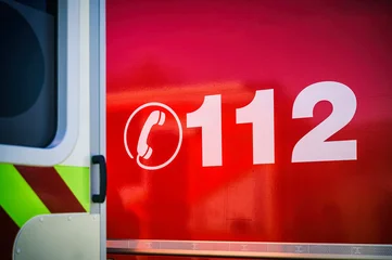 Notrufnummer 112 mit Telefonsymbol auf einem roten Feuerwehrfahrzeug. © mpix-foto