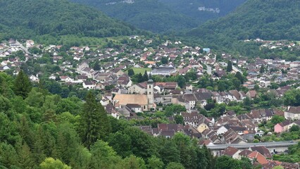 Obraz premium Vue de la commune d'Ornans entourée de collines verdoyantes, depuis le Belvédère du Château, Doubs, Franche-Comté, France. 