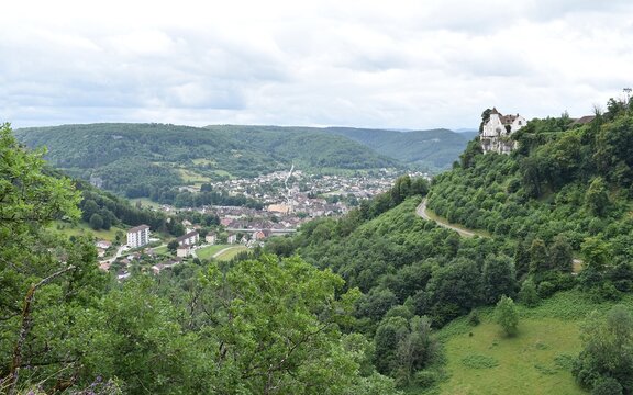 Vue de la commune d'Ornans entour&eacute;e de collines verdoyantes, depuis le Belv&eacute;d&egrave;re du Ch&acirc;teau, Doubs, Franche-Comt&eacute;, France.
