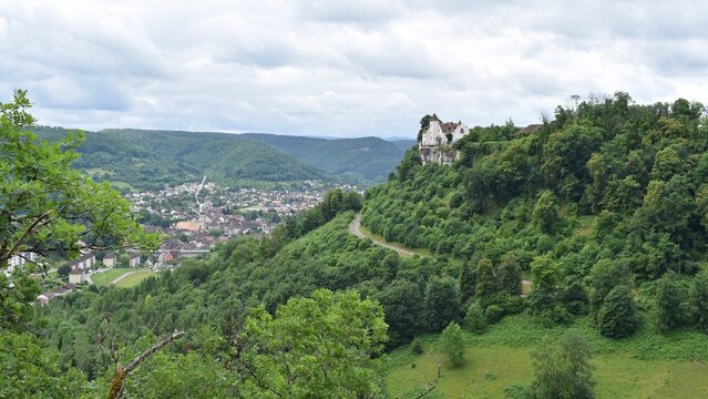 Vue de la commune d'Ornans entour&eacute;e de collines verdoyantes, depuis le Belv&eacute;d&egrave;re du Ch&acirc;teau, Doubs, Franche-Comt&eacute;, France.
