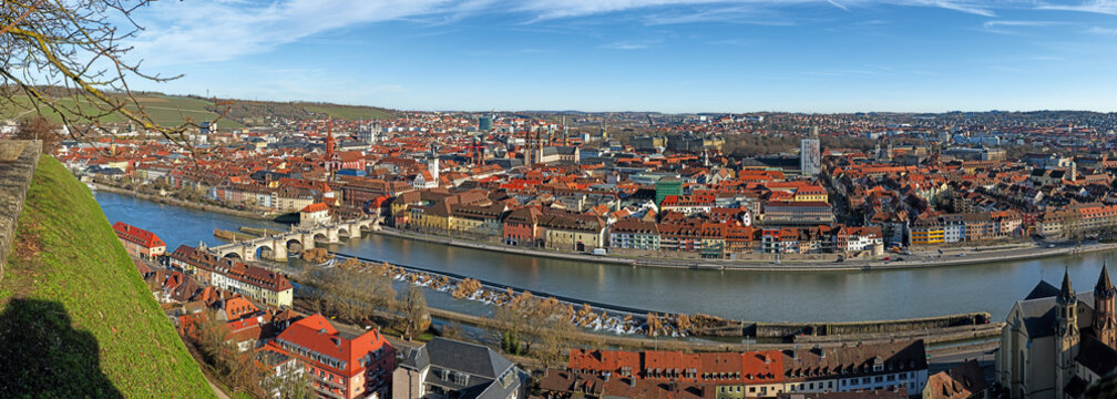 Blick von der Festung Marienberg &uuml;ber den Main auf die Altstadt von W&uuml;rzburg und die Alte Mainbr&uuml;cke