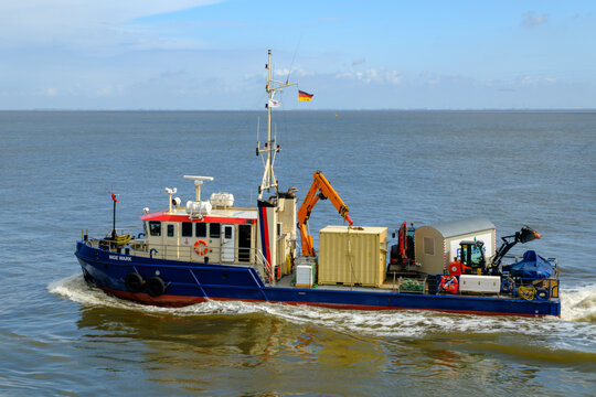 CUXHAVEN, DEUTSCHLAND &ndash; 02.09.2026: Das Arbeitsschiff NIGE WARK auf der Elbe in H&ouml;he von CUXHAVEN