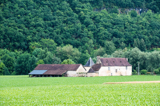 Franz&ouml;sische L&auml;ndereien in klassischer Architektur in Lascaux auf dem Land