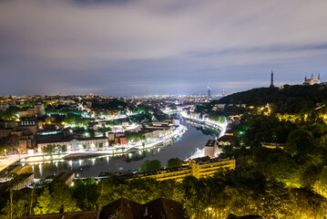 Nacht Skyline von Lyon mit Fluss Rhone, Palais und Fernsehturm in schöner Beleuchtung Frankreich © benicoma