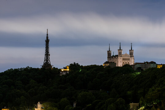 Nacht Skyline von Lyon mit Fluss Rhone, Palais und Fernsehturm in sch&ouml;ner Beleuchtung Frankreich