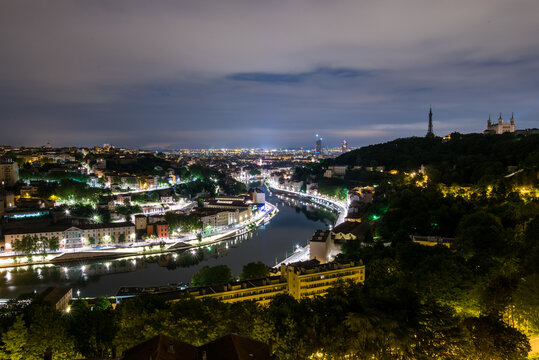 Nacht Skyline von Lyon mit Fluss Rhone, Palais und Fernsehturm in sch&ouml;ner Beleuchtung Frankreich