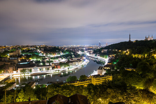 Nacht Skyline von Lyon mit Fluss Rhone, Palais und Fernsehturm in sch&ouml;ner Beleuchtung Frankreich
