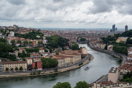 Fluss Rhone und Stadtpanorama von Lyon mit Fernsehturm und Palais in Frankreich