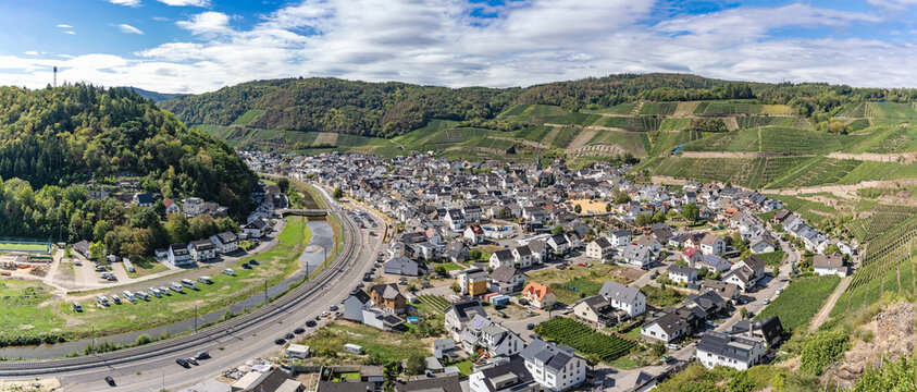 Dernau, Rheinland-Pfalz, Deutschland - 11.09.2026: Blick vom Rotweinwanderweg nach Dernau/Ahrtal
