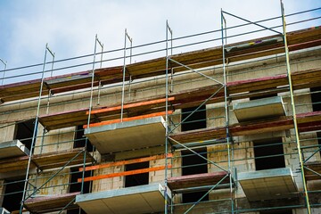 Construction scaffolding on concrete building exterior © Novanture