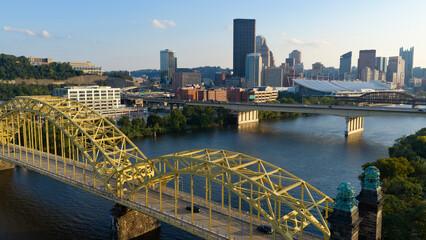 The Allegheny River flows through the city of Pittsburgh, Pennsylvania © Steven