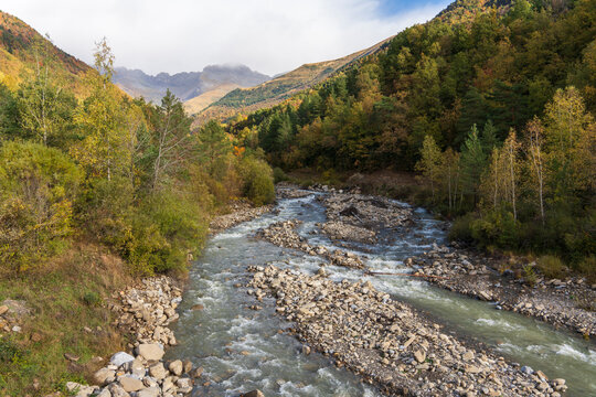 Linas de Broto is an Aragonese town belonging to the municipality of Torla-Ordesa, in the Sobrarbe region, province of Huesca, Aragon, and very close to the Ordesa and Monte Perdido National Park.