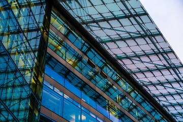 Obraz premium Modern building with glass facade and geometric roof