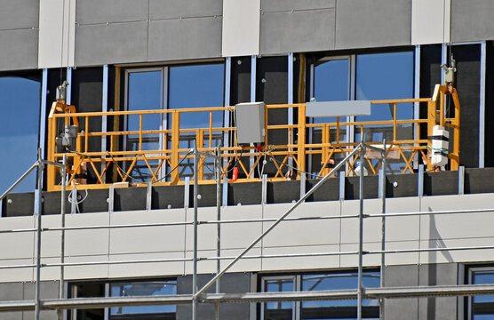 Suspended Platform (ZLP) and scaffolding on construction