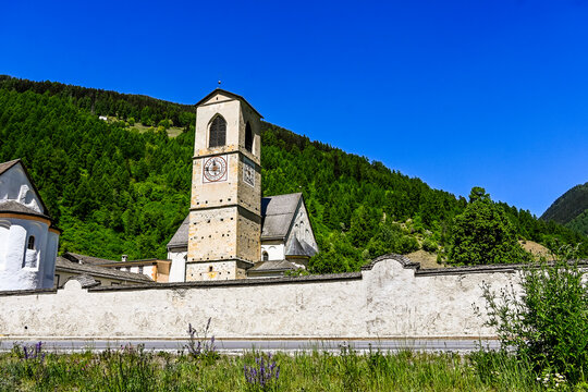 M&uuml;stair, Ofenpass, Kloster, Klosterkirche, Passstrasse, Bergstrasse, Zernez, Engadin, Pass, Nationalpark, Val M&uuml;stair, Alpen, Fr&uuml;hling, Sommer, Graub&uuml;nden, Schweiz