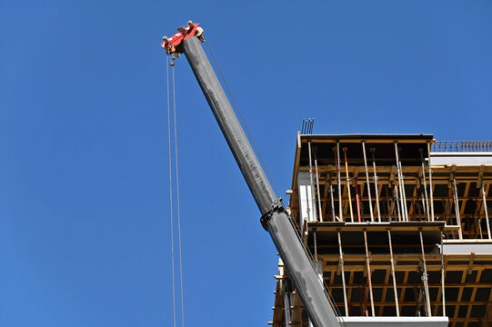 Crane telescopic boom and construction