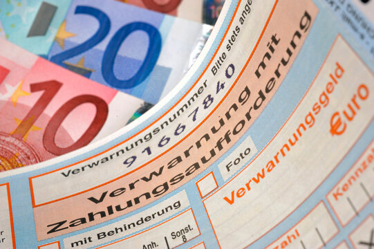 Strafzettel mit Verwarnung  und Zahlungsaufforderung
