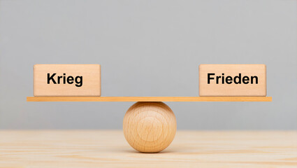 Krieg und Frieden stehen symbolisch auf der Kippe © Wolfilser