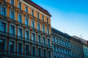 Obraz premium Row of historic apartment buildings in blue sky