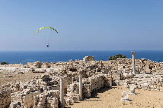 Fallschirmspringer &uuml;ber der Ausgrabungsst&auml;tte Kourion in Zypern
