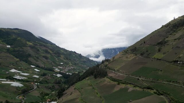 Paisaje con drone de un valle en Ecuador con nubes en el fondo