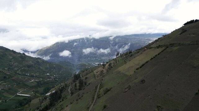 Paisaje con drone de un valle en Ecuador con nubes en el fondo