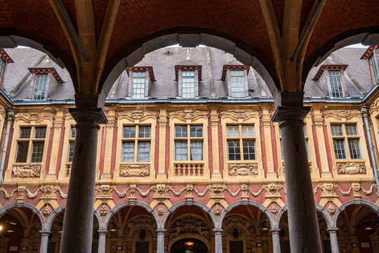 La c&eacute;l&egrave;bre Vieille Bourse, b&acirc;timent historique du XVIIe si&egrave;cle situ&eacute; dans le centre de Lille, dans le d&eacute;partement du Nord, France.