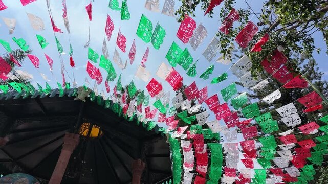 kiosko con papel picado mexicano en Ajijic, Jalisco, M&eacute;xico