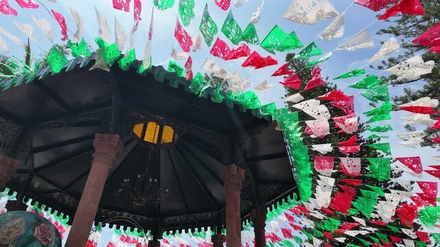 kiosko con papel picado mexicano en Ajijic, Jalisco, M&eacute;xico