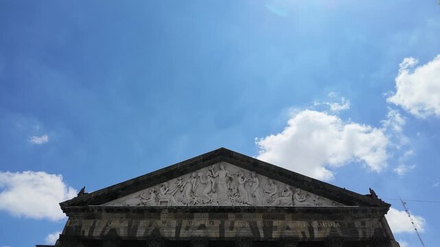 vista del teatro degollado en la plaza de la liberacion en Jalisco