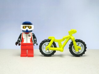 Obraz premium Indonesia - November 13, 2023 : Mini toy of lego at table with blurred background. Bicycle concept design.