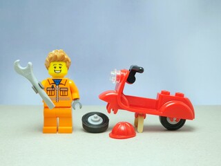 Obraz premium Indonesia - November 13, 2023 : Mini toy of lego at table with blurred background. Mechanic at garage concept design.