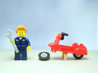 Obraz premium Indonesia - November 13, 2023 : Mini toy of lego at table with blurred background. Mechanic at garage concept design.
