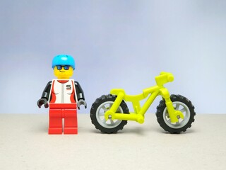 Obraz premium Indonesia - November 13, 2023 : Mini toy of lego at table with blurred background. Bicycle concept design.