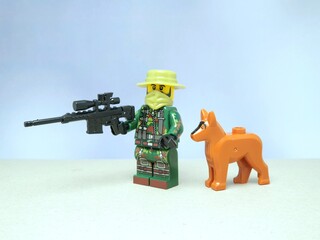 Obraz premium Indonesia - November 13, 2023 : Mini toy of lego at table with blurred background. Hunter man concept design.