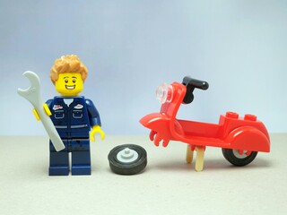 Obraz premium Indonesia - November 13, 2023 : Mini toy of lego at table with blurred background. Mechanic at garage concept design.
