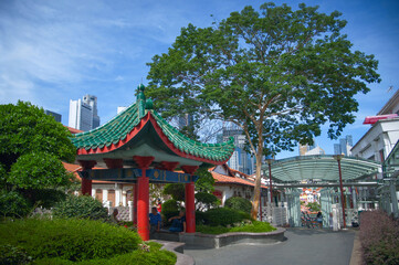 Obraz premium Traditional Chinese Pavilion in Chinatown, Singapore with City Skyline
