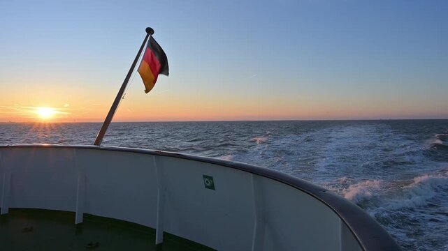 Schiffsdeck mit Blick &uuml;ber die Reling und deutscher Flagge, Helgoland, Nordsee, Insel, Schleswig-Holstein, Deutschland