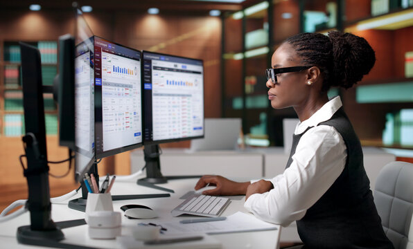Court Clerk Efficiently Using Electronic Docket System