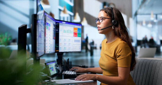 Call Center Agent Efficiently Manages Customer Calls