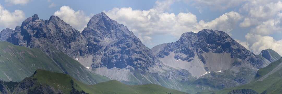 Mountain panorama of Marchspitze, 2614 m, Gro&szlig;er Krottenkopf, 2657 m, Kleiner Krottenkopf, 2553 m, Heilbronner Kopf, 2425 m, and first peaks of the Hornbach range, Allg&auml;u, Bavaria, Germany