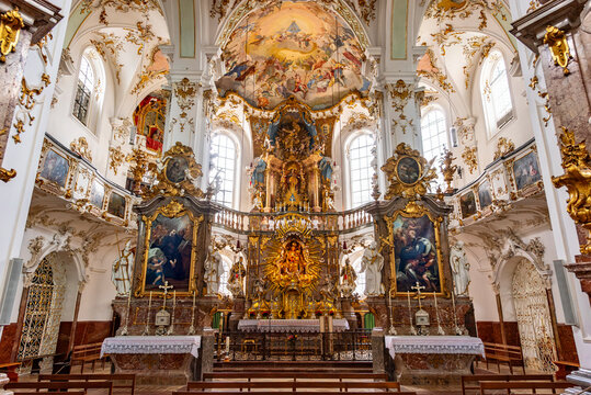 Der prachtvoll im Stil des Rokoko gestaltete Innenraum der Klosterkirche von Kloster Andechs mit vergoldetem Altar, Fresken und Verzierungen