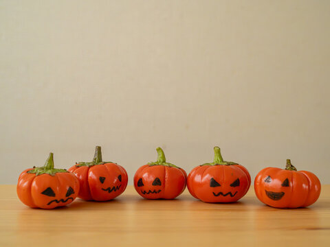 ジャックオーランタンの顔を手書きでソラナム・パンプキンに描いたハロウィンの飾り｜コピースペース