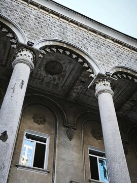 Verzierte historische Geb&auml;udefassade mit monumentalen S&auml;ulen in Batumi, Georgien