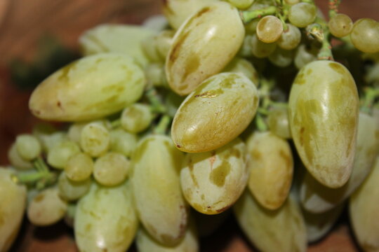 A bunch of grapes on the table
