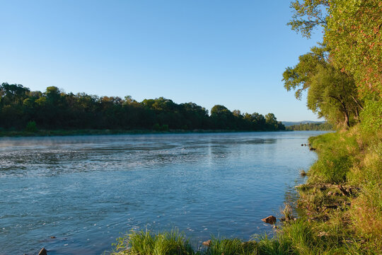 Le Vieux Rh&ocirc;ne serpentant paisiblement &agrave; Vernaison le matin bord&eacute; de berges verdoyantes.