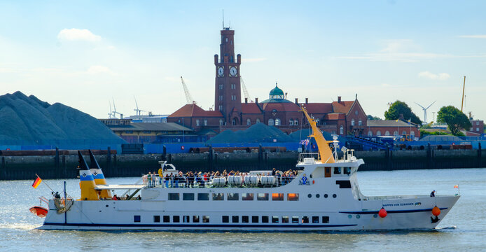 CUXHAVEN, DEUTSCHLAND &ndash; 02.09.2026: Das Passagierschiff WAPPEN VON CUXHAVEN der Reederei CASSEN EILS  im Hafen von CUXHAVEN vor der Kulisse der HAPAG-HALLEN